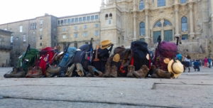 alle haben ihren rucksack abgelegt jede für sich ist angekommen