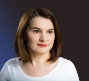 katja katschemba schaut leicht nachdenklich zur seite