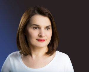 Katja Katschemba katja katschemba schaut leicht nachdenklich zur seite